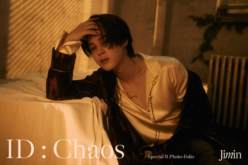 La foto, proporcionada por Big Hit Music, muestra a Jimin, miembro del grupo masculino de K-pop BTS, en una imagen promocional del álbum de fotografías "ID: Chaos". (Prohibida su reventa y archivo)