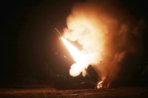 La foto, revelada, el 5 de octubre de 2022, por el Estado Mayor Conjunto surcoreano, muestra a Corea del Sur y EE. UU. llevando a cabo un ejercicio conjunto de disparo de misiles en una ubicación no identificada. (Prohibida su reventa y archivo)