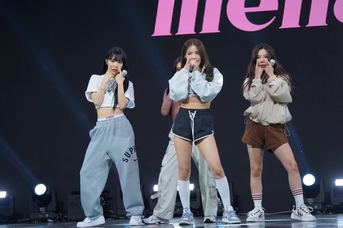 El grupo femenino de K-pop Mamamoo posa ante la cámara, durante una actuación para los medios de su 12º álbum de reproducción extendida, "Mic On", el 11 de octubre de 2022, en esta foto proporcionada por su agencia de representación, RBW. (Prohibida su reventa y archivo)
