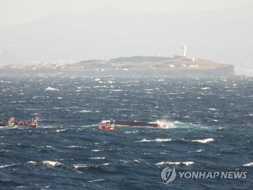 La foto, proporcionada por la Guardia Costera de Corea del Sur, muestra un buque de la Guardia Costera efectuando una operación de búsqueda, después de que un barco pesquero zozobrara, el 18 de octubre de 2022, en aguas frente a la isla de Mara, en el sur del país. (Prohibida su reventa y archivo)