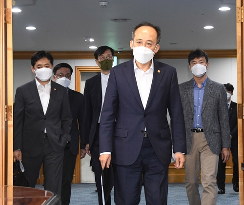 El ministro de Economía y Finanzas, Choo Kyung-ho (frente), entra a un recinto para sostener una reunión de emergencia con el jefe del banco central y los principales reguladores financieros de Corea del Sur, el 23 de octubre de 2022, en Seúl. (Prohibida su reventa y archivo)