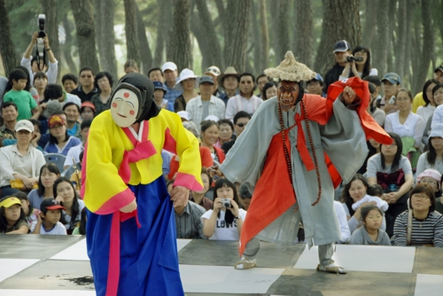 La imagen de archivo, sin fechar, proporcionada por la CHA, muestra una actuación de la danza de máscaras dramática tradicional "talchum". (Prohibida su reventa y archivo)