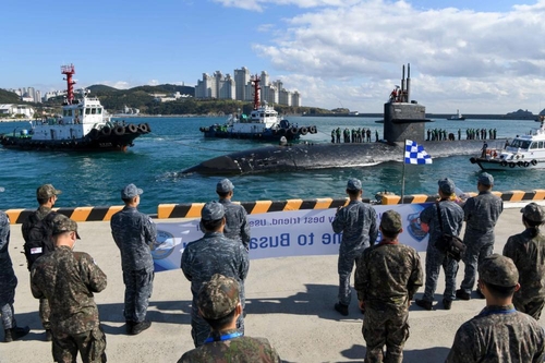 El submarino estadounidense de propulsión nuclear, USS Key West, se prepara para atracar en Busan, a 453 kilómetros al sur de Seúl, el 31 de octubre de 2022, en esta foto publicada en el sitio web del Servicio de Distribución de Información Visual de Defensa del Pentágono. (Prohibida su reventa y archivo)