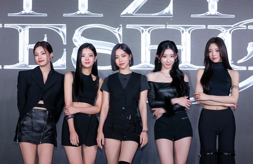 Las integrantes del grupo de música K-pop ITZY posan ante la cámara, el 25 de noviembre de 2022, durante una presentación ante los medios, en Seúl, de su próximo álbum, "Cheshire". (Foto cortesía de JYP Entertainment. Prohibida su reventa y archivo)