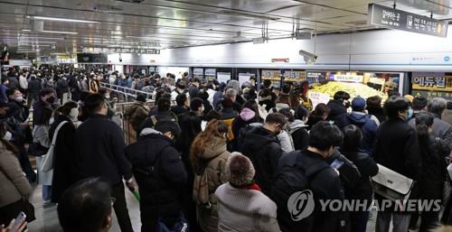 Las personas se abarrotan, el 30 de noviembre de 2022, en la plataforma de la estación de metro de Chungmuro, en Seúl.