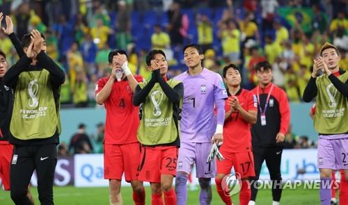 Los jugadores de la selección nacional de fútbol de Corea del Sur, saludan a un grupo de hinchas después de perder ante Brasill, por 4-1, en el partido de octavos de final de la Copa Mundial de la FIFA, disputado, el 5 de diciembre de 2022 (hora local), en el estadio 974, de Doha, Catar. 