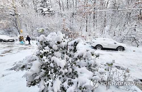 La foto, tomada el 23 de diciembre de 2022, muestra un vehículo estacionado en una calle cubierta de nieve en Jeonju, en la provincia de Jeolla del Norte, en el suroeste de Corea del Sur.