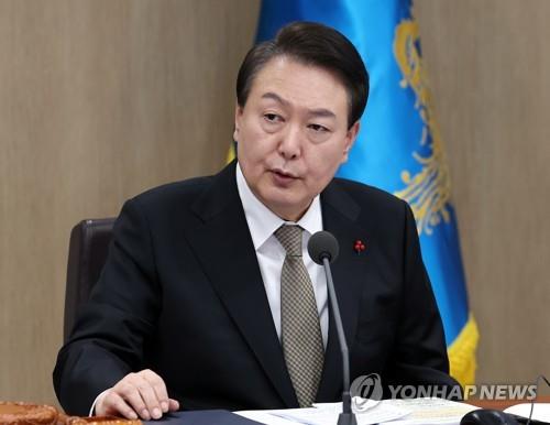 El presidente surcoreano, Yoon Suk Yeol, habla, el 27 de diciembre de 2022, durante una reunión del Gabinete, en la oficina presidencial, en Seúl.