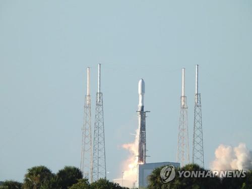 La foto de archivo, tomada el 4 de agosto de 2022 (hora local), muestra un cohete Falcon 9 SpaceX que transporta al Orbitador Lunar Pathfinder de Corea del Sur, el primer orbitador lunar del país, conocido como el Danuri, desde la Estación de la Fuerza Espacial de Cabo Cañaveral, en Florida, EE. UU. (Foto del cuerpo de prensa. Prohibida su reventa y archivo)