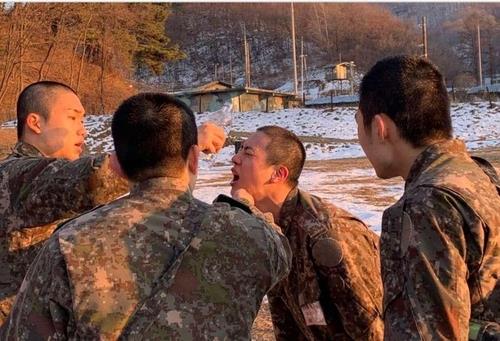 Jin se convierte en asistente de instructor de batallón en el Ejército