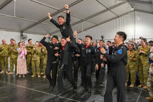 El equipo acrobático Black Eagles de Corea del Sur gana el 1er. lugar en una exhibición aérea australiana