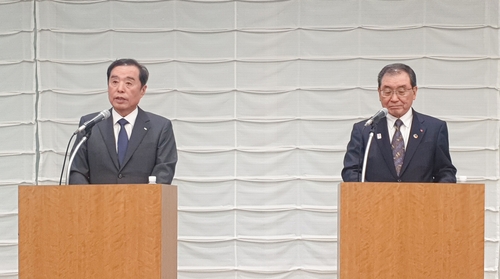 El jefe interino de la FKI, Kim Byong-joon (izda.), y su homólogo de Keidanren, Masakazu Tokura, explican los "fondos de asociaciones futuras" que ambos grupos de presión empresarial han acordado crear, como parte de una solución a la disputa sobre el trabajo forzado en tiempos de guerra de Japón, durante una conferencia de prensa celebrada, el 16 de marzo de 2023, en la capital japonesa, Tokio. (Foto proporcionada por la FKI. Prohibida su reventa y archivo)
