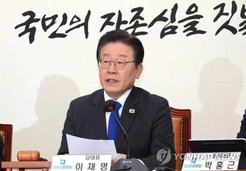 La foto de archivo muestra a Lee Jae-myung, líder del principal partido opositor, el Partido Democrático, hablando en una reunión del partido, el 20 de marzo de 2023.