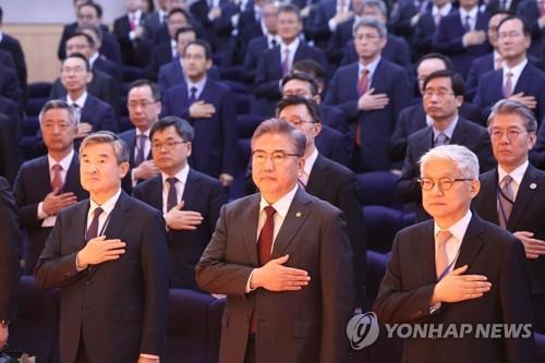 La foto muestra al ministro de Asuntos Exteriores de Corea del Sur, Park Jin (centro, primera fila), junto con los embajadores y cónsules generales surcoreanos, saludando a la bandera nacional durante su reunión anual, celebrada, el 27 de marzo de 2023, en el ministerio, en Seúl.