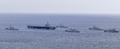 En esta imagen, proporcionada, el 27 de marzo de 2023, por la Armada de Corea del Sur, se muestra a los buques navales surcoreanos y estadounidenses realizando un ejercicio conjunto en aguas frente a la isla surcoreana de Jeju, a 465 kilómetros al sur de Seúl. Los buques son (de izda. a dcha.): el surcoreano Sejong el Grande, de 7.600 toneladas; el portaaviones USS Nimitz; el USS Wayne Meyer; el surcoreano Choi Young, de 4.400 toneladas; el USS Decatur; y el surcoreano Hwacheon, de 4.200 toneladas. (Prohibida su reventa y archivo)