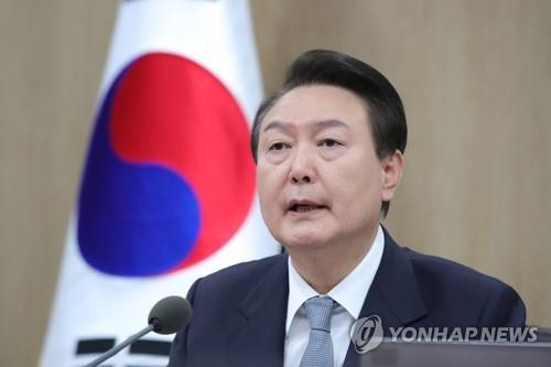 La imagen, tomada el 28 de marzo de 2023, muestra al presidente surcoreano, Yoon Suk Yeol, hablando durante una reunión del Gabinete, en la oficina presidencial, en Seúl. (Foto del cuerpo de prensa. Prohibida su reventa y archivo)