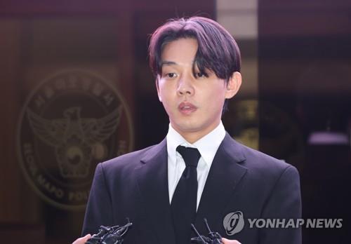 El actor Yoo Ah-in parte, el 24 de mayo de 2023, de la Estación de Policía de Mapo, en Seúl. 