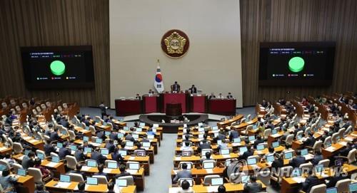 El parlamento lleva a cabo la votación de un proyecto de ley que requiere que los legisladores y funcionarios gubernamentales de alto rango declaren sus criptomonedas y otros activos virtuales, el 25 de mayo de 2023, en la Asamblea Nacional, en Seúl. 