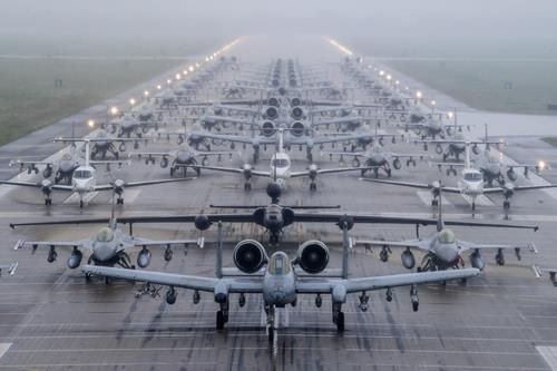 La foto sin fechar, capturada de la cuenta de Facebook de la 7ª Fuerza Aérea de EE. UU., muestra unos aviones de combate de EE. UU. llevando a cabo un ejercicio. (Prohibida su reventa y archivo)