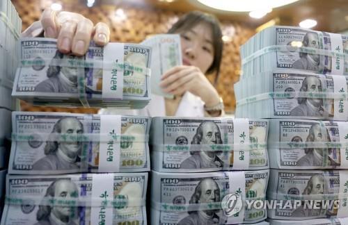Las reservas de divisas disminuyen en mayo ante un dólar más fuerte - 1