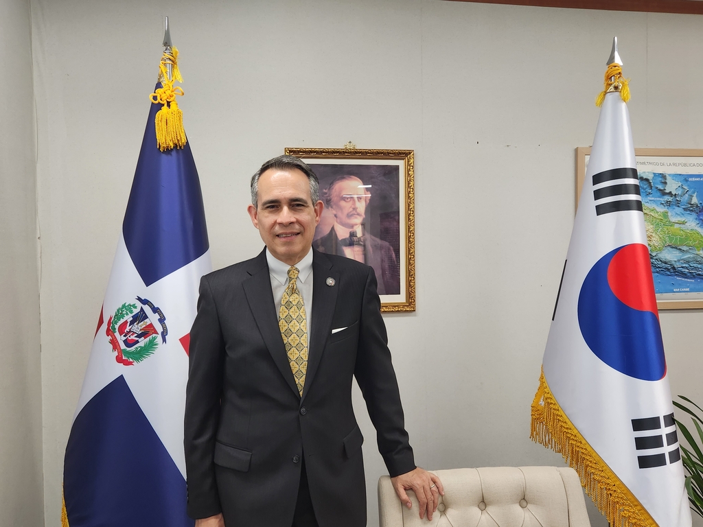 El embajador de la República Dominicana ante Corea del Sur, Federico Alberto Cuello Camilo, posa para una fotografía antes de su entrevista con la Agencia de Noticias Yonhap, realizada, el 2 de junio de 2023, en las dependencias de la embajada, en Seúl.