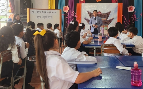 La foto, sin fechar, proporcionada por la Embajada de Corea del Sur ante Paraguay, muestra a su embajador, Yoon Chan-sik (de pie), en una clase de coreano en la Escuela Básica N°3788 Sub. Ofic. Insp. O/S Eduardo Luis Irrazábal Mutti en Luque, Paraguay. (Prohibida su reventa y archivo)