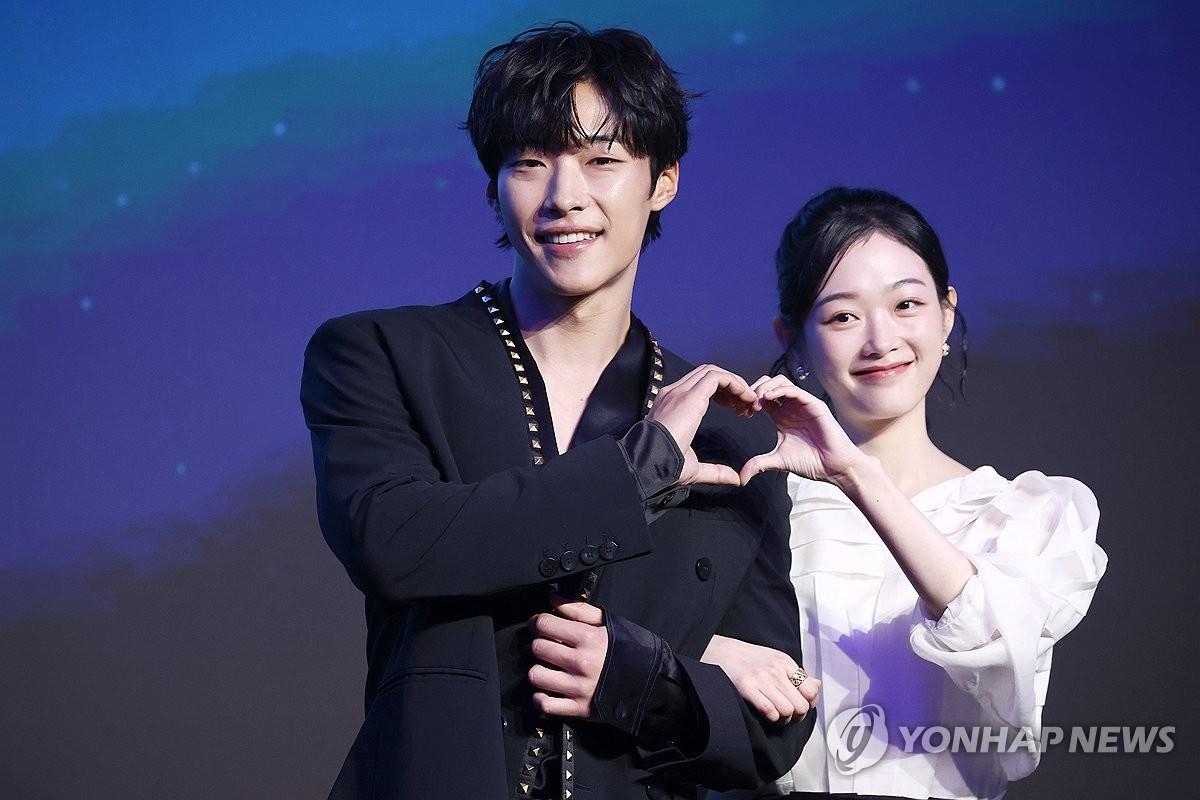 Los protagonistas de la nueva serie original de Netflix "Mr. Plankton", Woo Do-hwan (izda.) y Lee You-mi, posan para una foto en un evento publicitario celebrado, el 4 de noviembre de 2024, en Seúl.