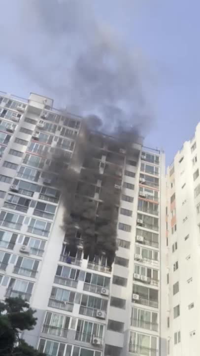 부산 아파트 화재 …창문 매달린 일가족 추락 2명 사망·1명 부상 [독자 제공. 재판매 및 DB 금지]