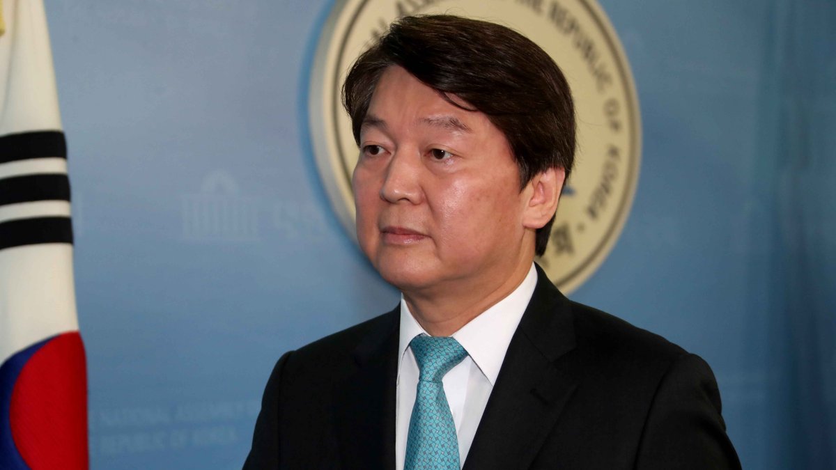 Ahn Cheol-soo declara su plan de reanudar la actividad política tras un año de interrupción
