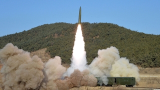 كوريا الشمالية تعلن عن إطلاق صاروخين محملين على متن قطار في البحر الشرقي