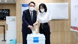 [현장연결] 윤 대통령, 용산 집무실 부근서 사전투표…투표 독려