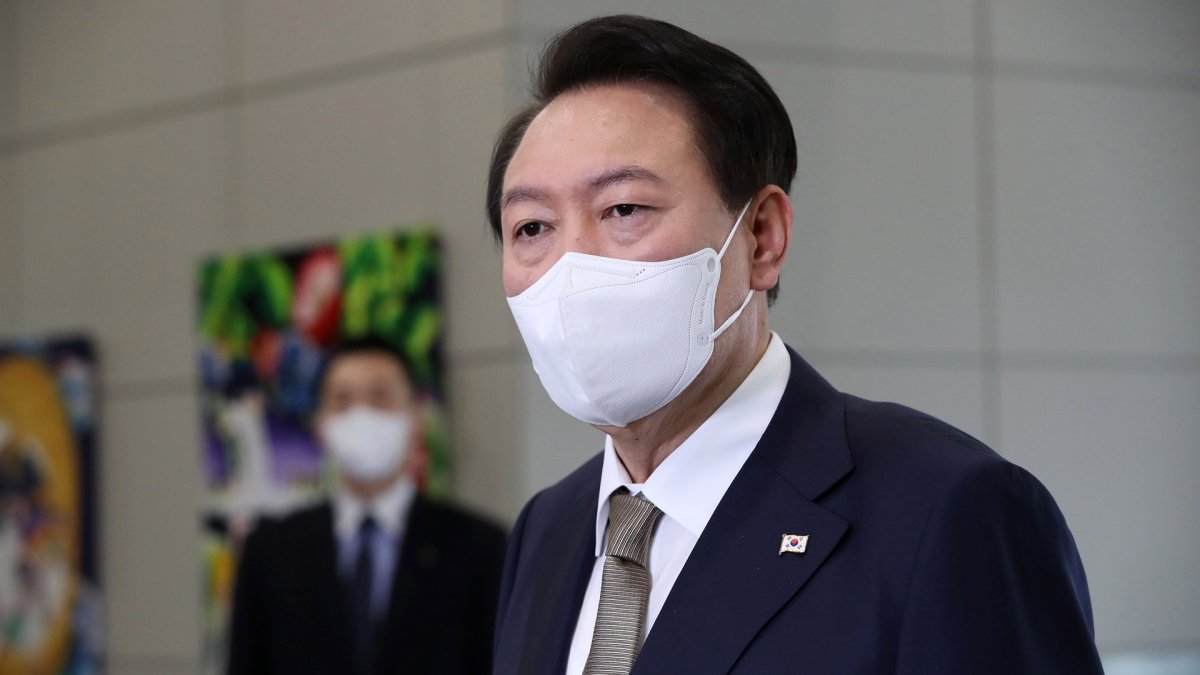 Yoon elogia al canciller mientras la oposición se dispone a aprobar una moción de censura