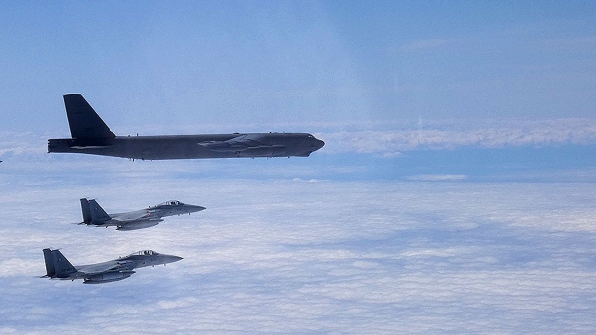 Korea Południowa i Stany Zjednoczone prowadzą wspólne ćwiczenia lotnicze z bombowcami B-52 i amerykańskimi myśliwcami F-22