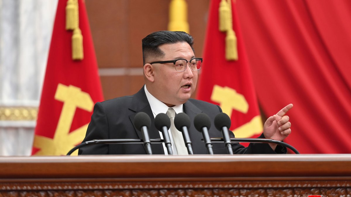 김정은, 전원회의서 "핵탄 보유량 대폭 증가" 지시