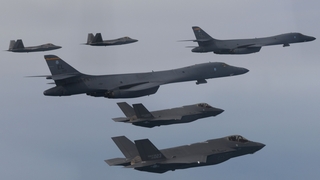 كوريا الجنوبية والولايات المتحدة تجريان تدريبات جوية مشتركة بمشاركة مقاتلات الشبح «F-22» و«F-35»‏