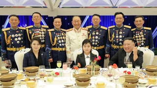 الزعيم الكوري الشمالي يزور الثكنات مع ابنته للاحتفال بالذكرى السنوية لتأسيس الجيش