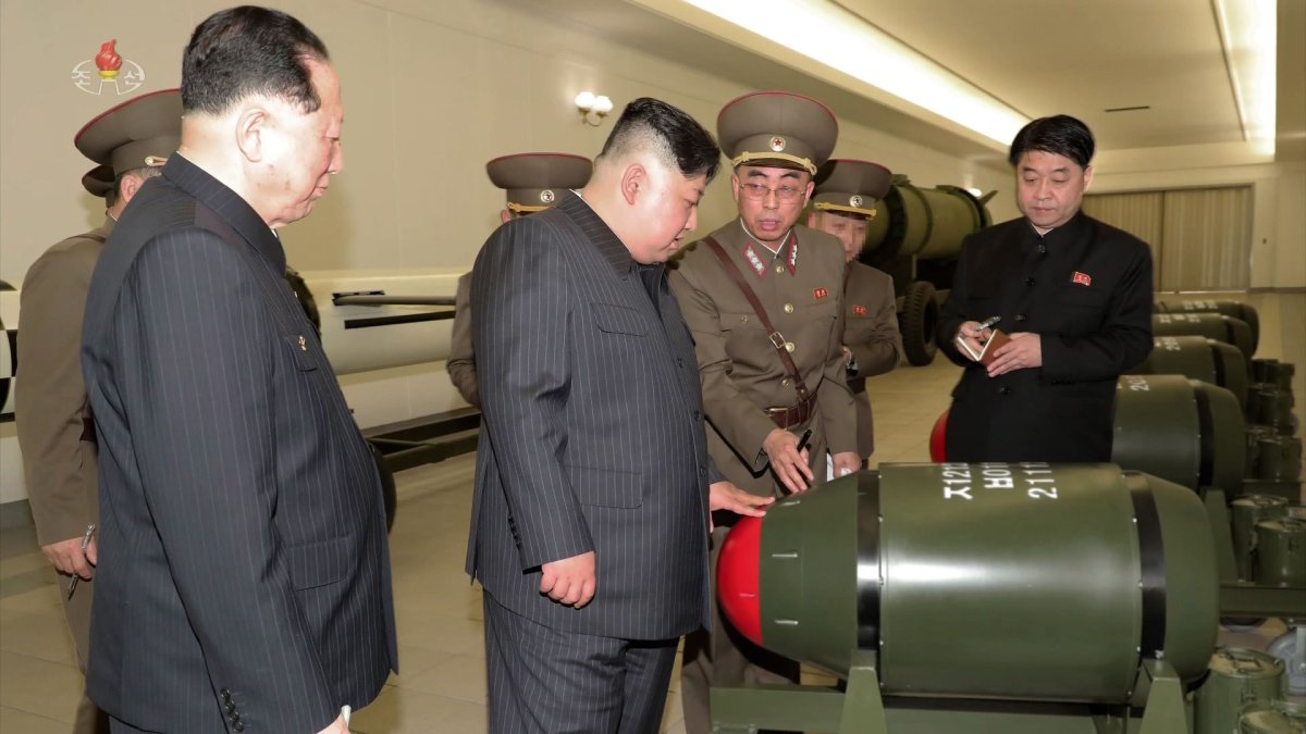 북한, 전술핵탄두 전격 공개…김정은 "무기급 핵물질 확대"