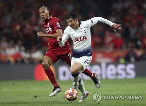 In this Associated Press photo, Son Heung-min of Tottenham Hotspur (R) dribbles past Fabinho of Liverpool in the UEFA Champions League final at Wanda Metropolitano in Madrid on June 1, 2019. (Yonhap)