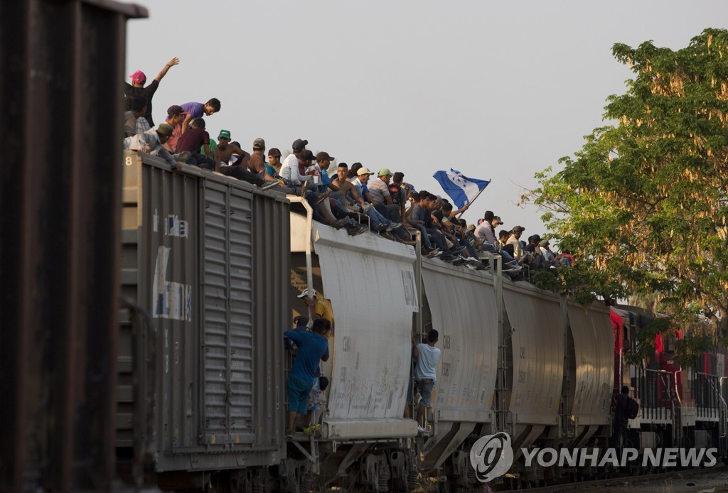 지난 4월 기차 타고 멕시코 이동하는 미국행 중미 이민자들