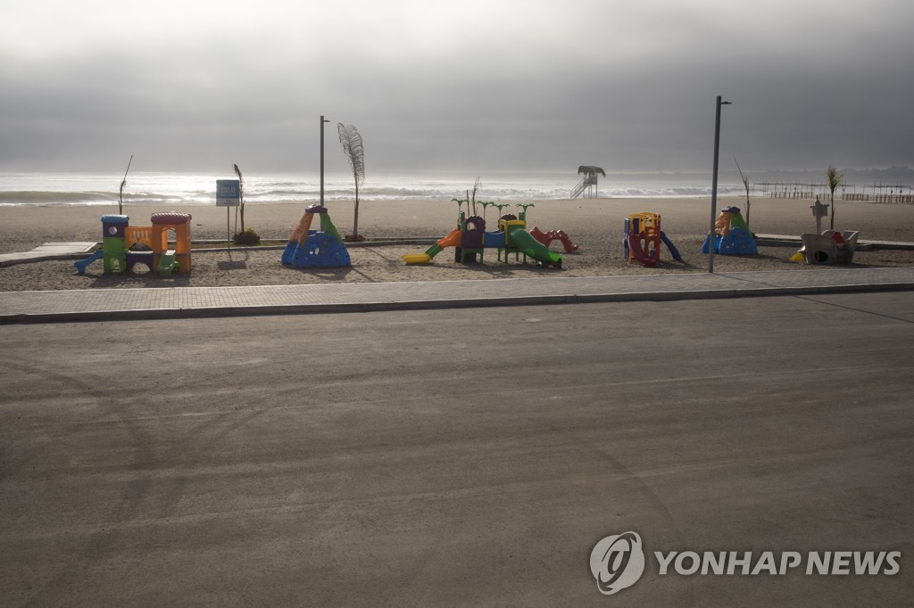 지난 4월 코로나19 봉쇄령으로 인적이 끊긴 페루 리마 해변 