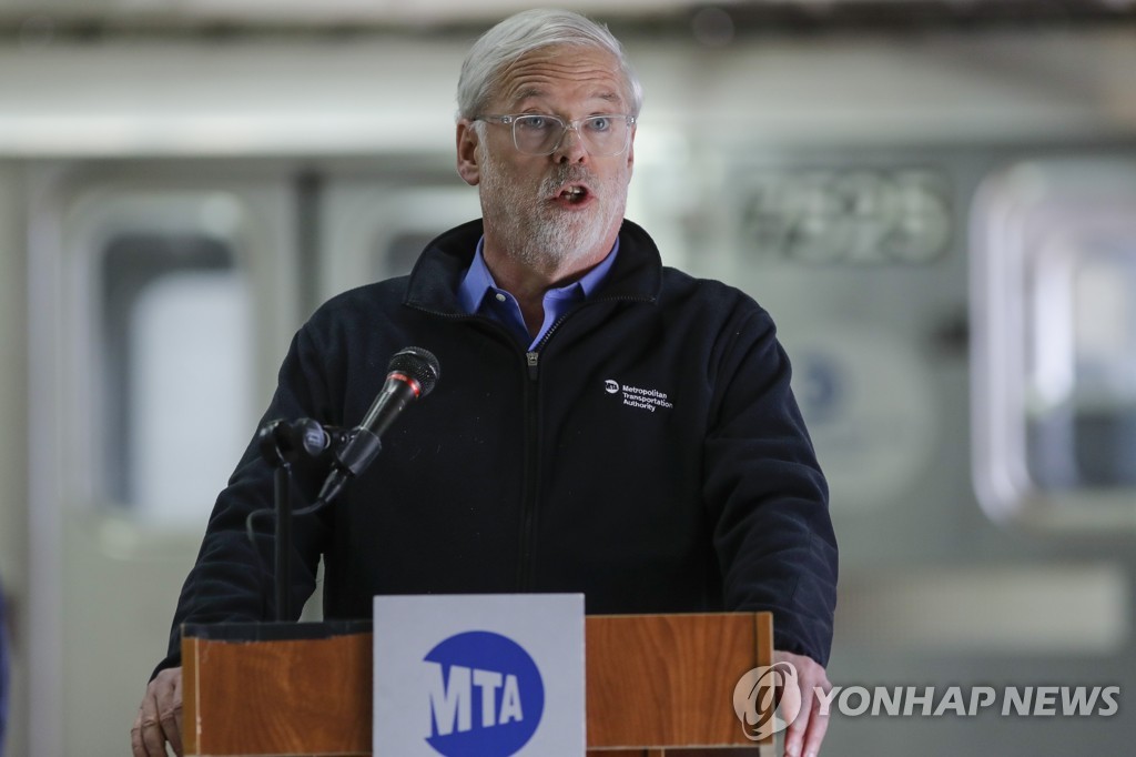 자외선 소독램프 도입을 발표하는 패트릭 포이 MTA CEO