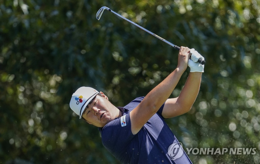 In this Associated Press photo, Im Sung-jae of South Korea tees off on the third hole during the final round of the Tour Championship at East Lake Golf Club in Atlanta on Sept. 7, 2020. (Yonhap)