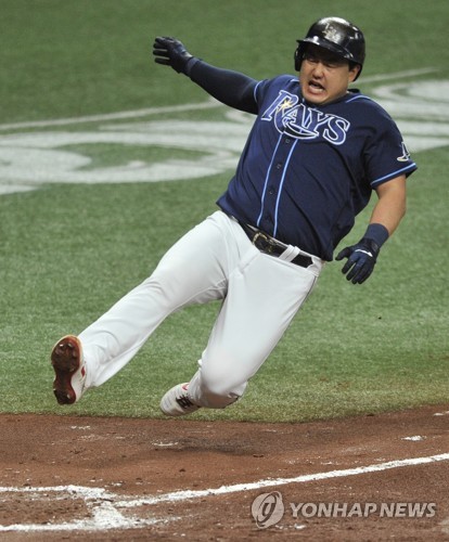 Ji-Man Choi lifted weights in the Rays' dugout after narrowly