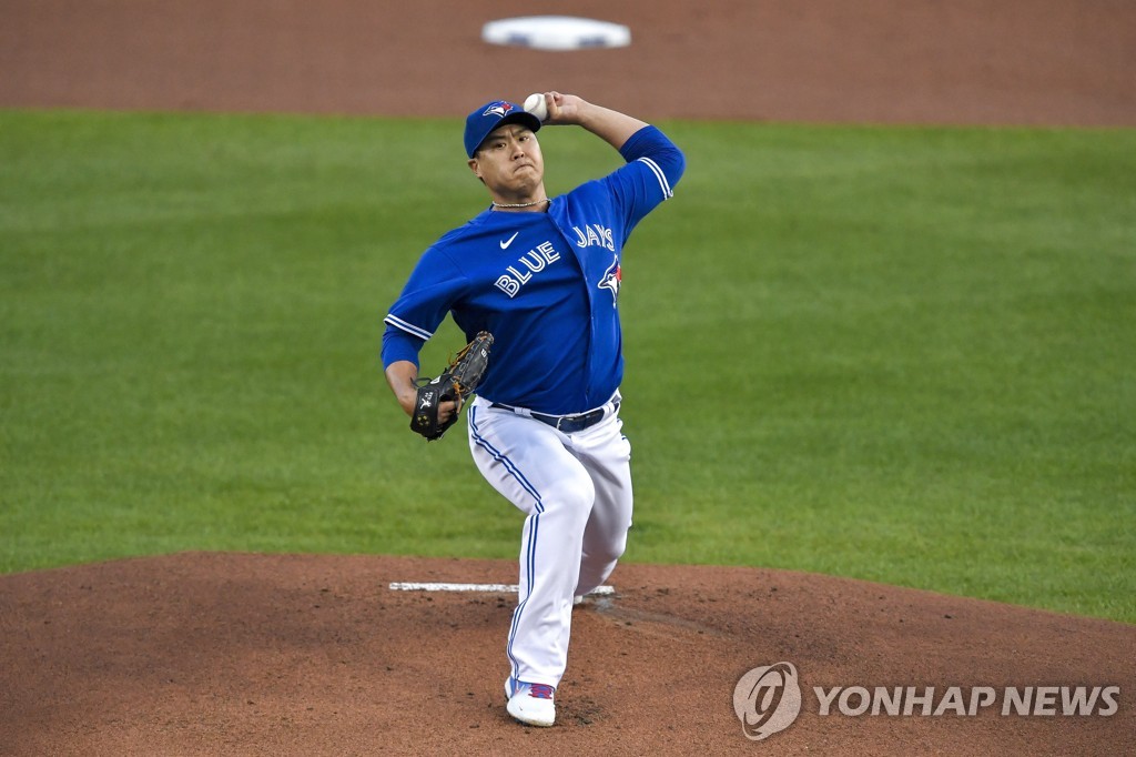 In this Associated Press photo, Ryu Hyun-jin of the Toronto Blue Jays pitches against the New York Yankees in the top of the first inning of a Major League Baseball regular season game at Sahlen Field in Buffalo, New York, on Sept. 24, 2020. (Yonhap)