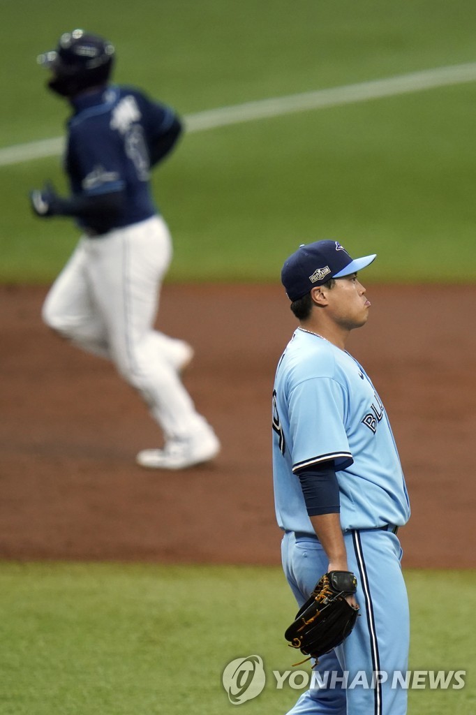 In this Associated Press photo, Ryu Hyun-jin of the Toronto Blue Jays (R) reacts to a two-run home run by Mike Zunino of the Tampa Bay Rays in the bottom of the second inning of Game 2 of the American League wild-card series at Tropicana Field in St. Petersburg, Florida, on Sept. 30, 2020. (Yonhap)