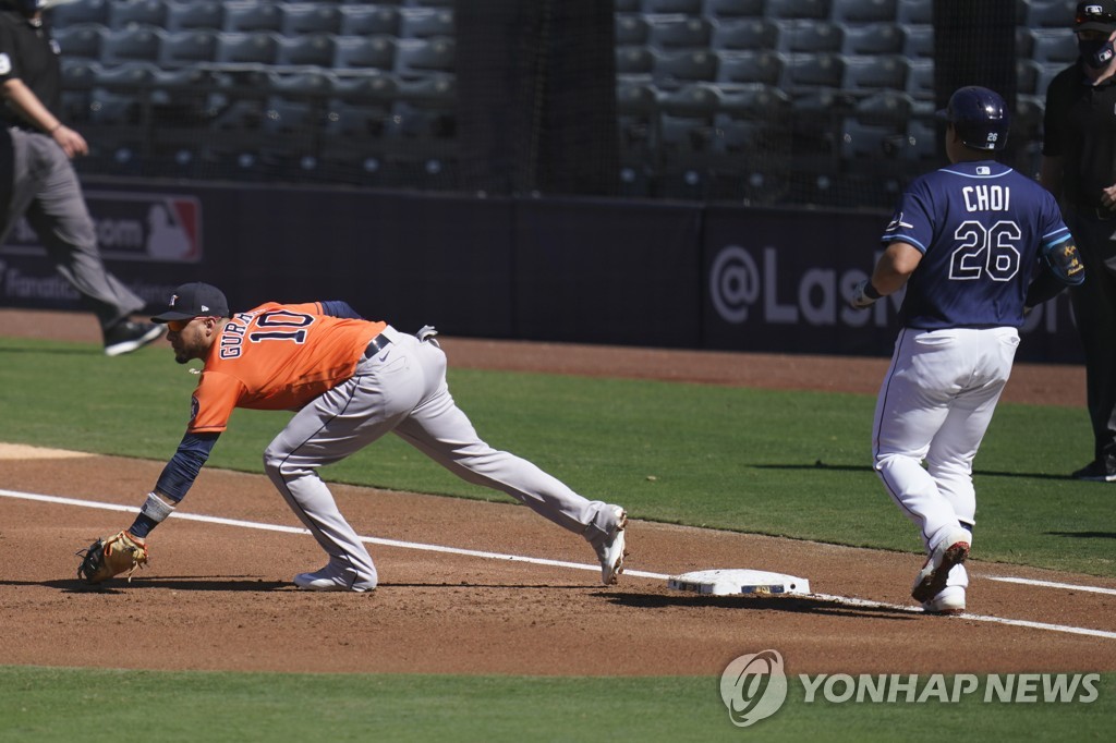 In this Associated Press photo, Choi Ji-man of the Tampa Bay Rays (R) reaches first base on an error by the Houston Astros second baseman Jose Altuve (not pictured) during the bottom of the first inning of Game 2 of the American League Champions Series at Petco Park in San Diego on Oct. 12, 2020. (Yonhap)
