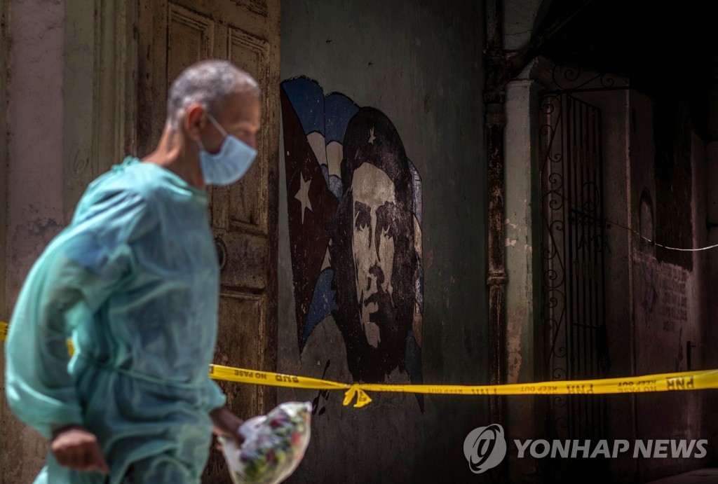 쿠바 아바나 거리를 지나는 보건 직원