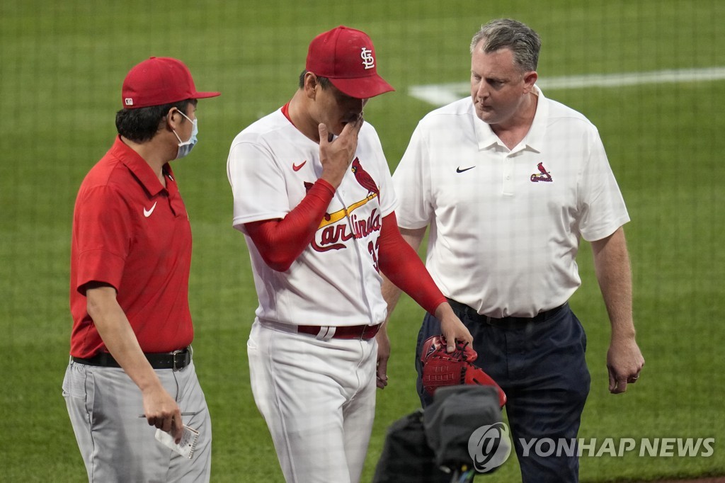 허리 통증을 느껴 마운드를 내려가는 김광현
