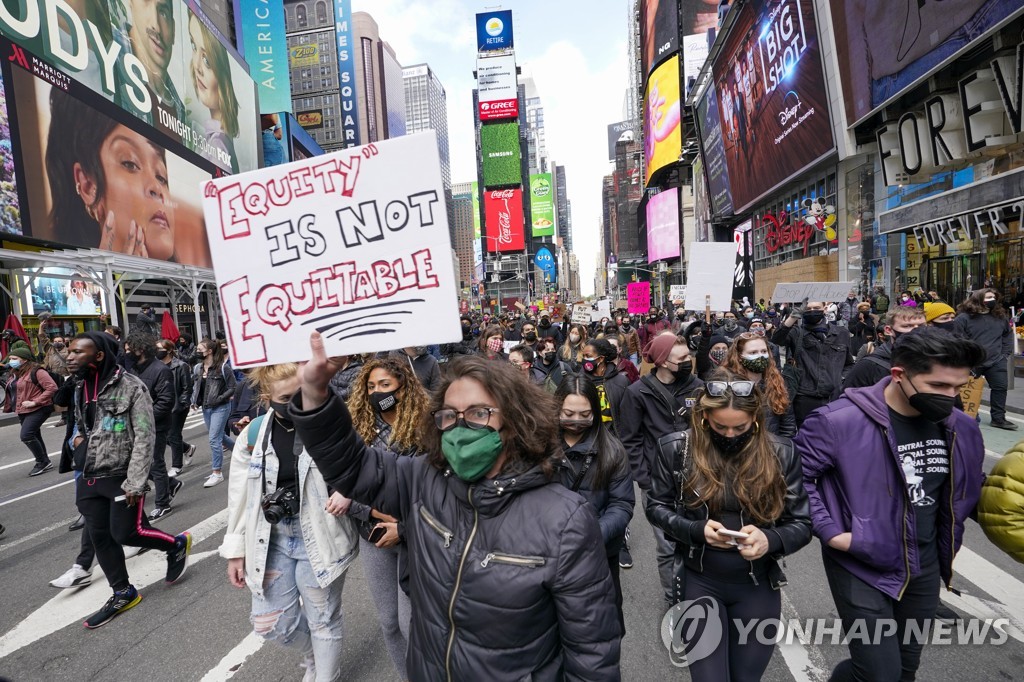 [AP=연합뉴스 자료사진] 브로드웨이 작품에 더 많은 소수인종의 참여를 요구하는 시위