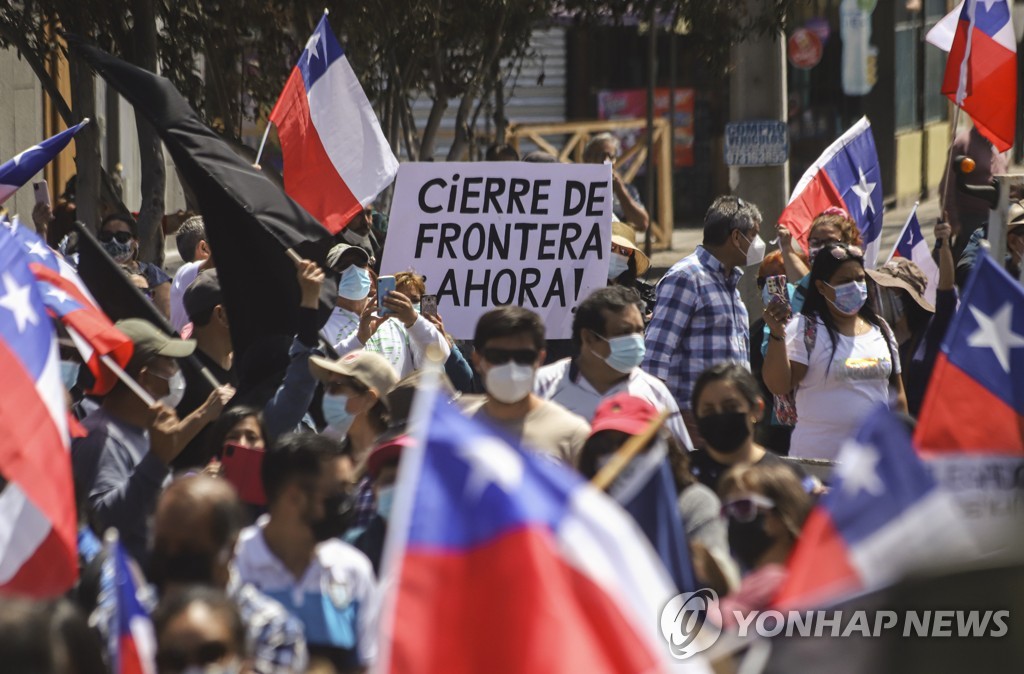 25일(현지시간) 칠레 북부 이키케의 반이민 시위